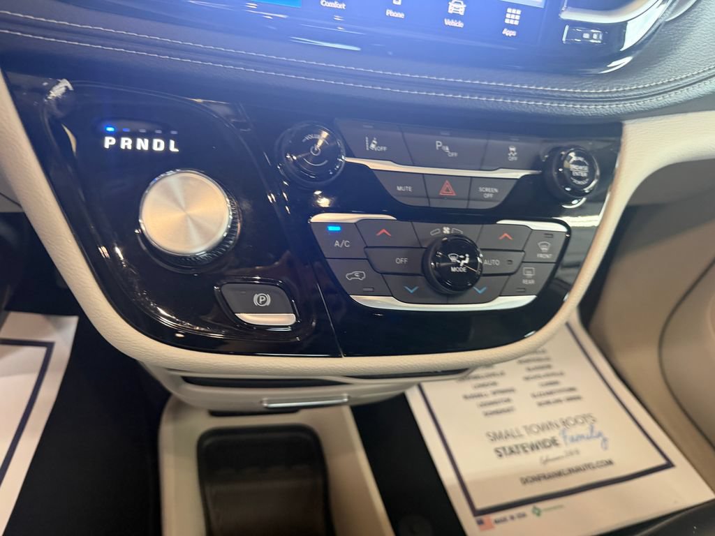 Used 2023 Chrysler Pacifica Touring-L FWD image 14