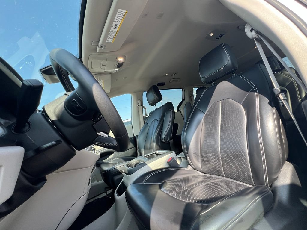 Used 2023 Chrysler Pacifica Touring-L FWD image 15