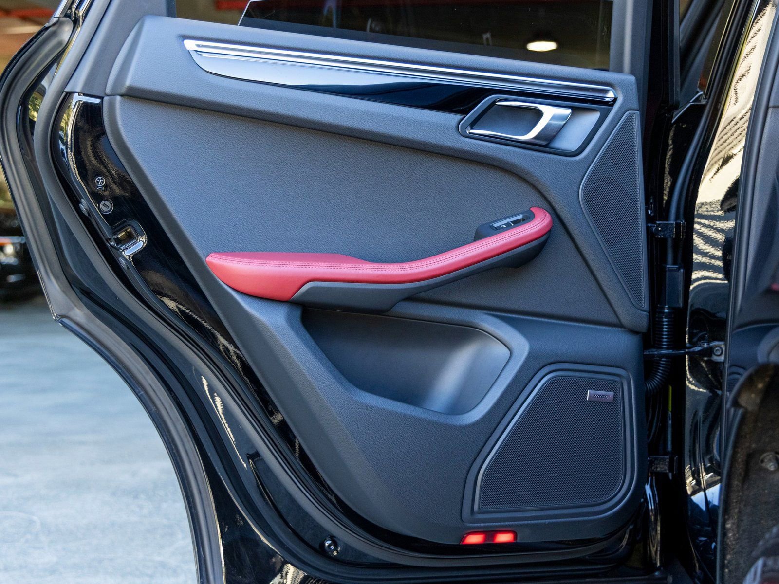 Certified 2025 Porsche Macan S image 41