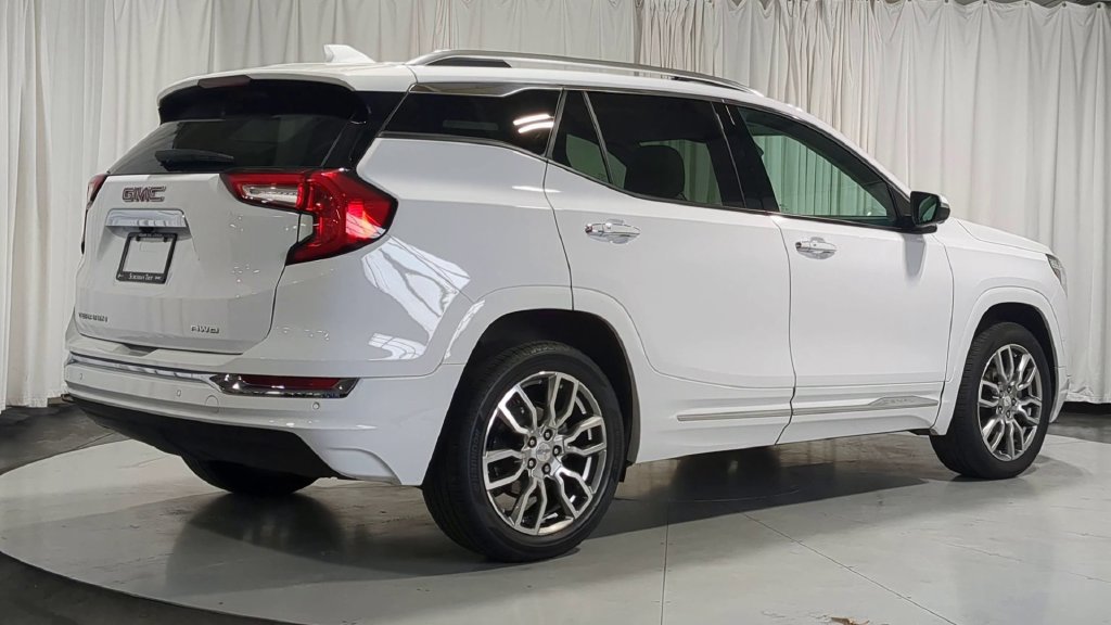 Used 2024 GMC Terrain Denali w/ Denali Premium Package AWD/4WD image 8