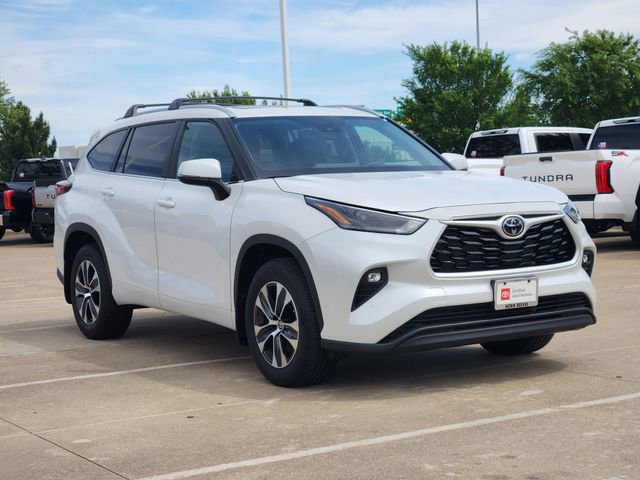 Used 2024 Toyota Highlander XLE AWD/4WD image 2