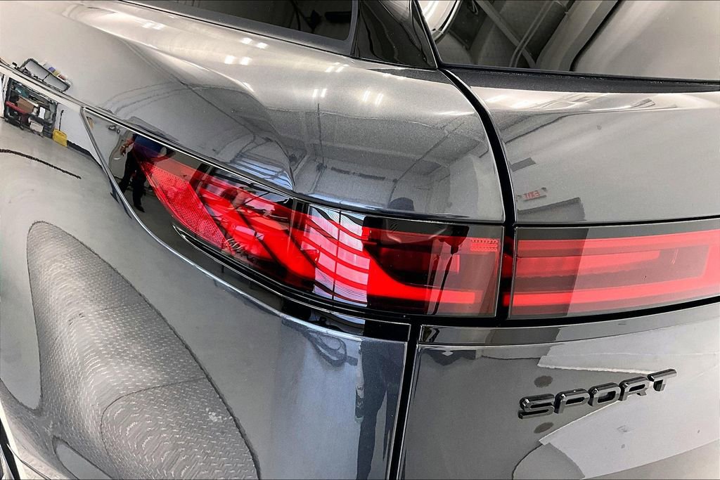 Used 2025 Land Rover Range Rover Sport SE image 32
