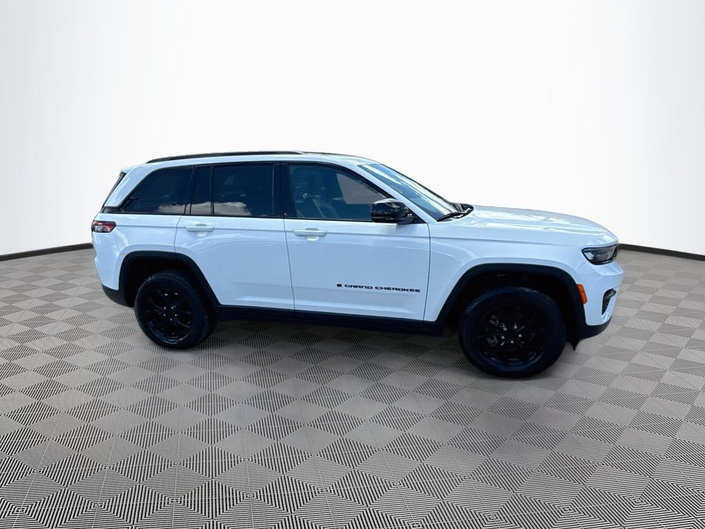Used 2024 Jeep Grand Cherokee Altitude RWD image 5