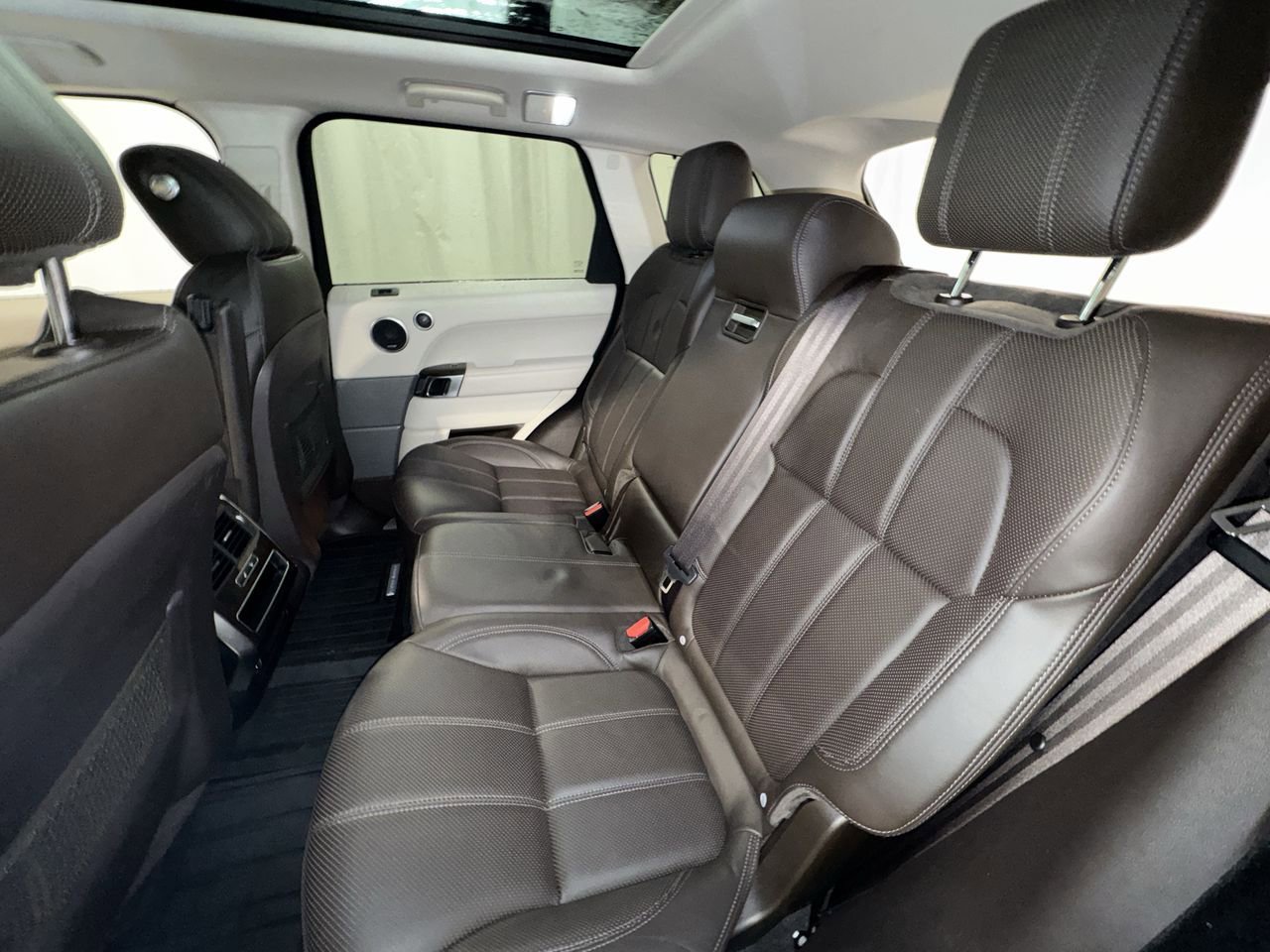 Used 2017 Land Rover Range Rover Sport HSE image 31