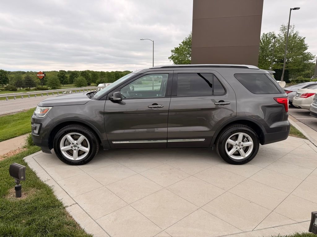 Used 2016 Ford Explorer XLT w/ Equipment Group 202A AWD/4WD image 2