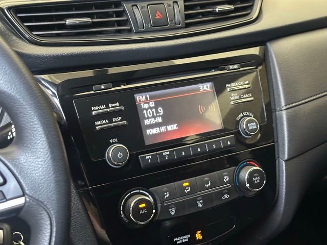 Used 2017 Nissan Rogue S AWD/4WD image 27