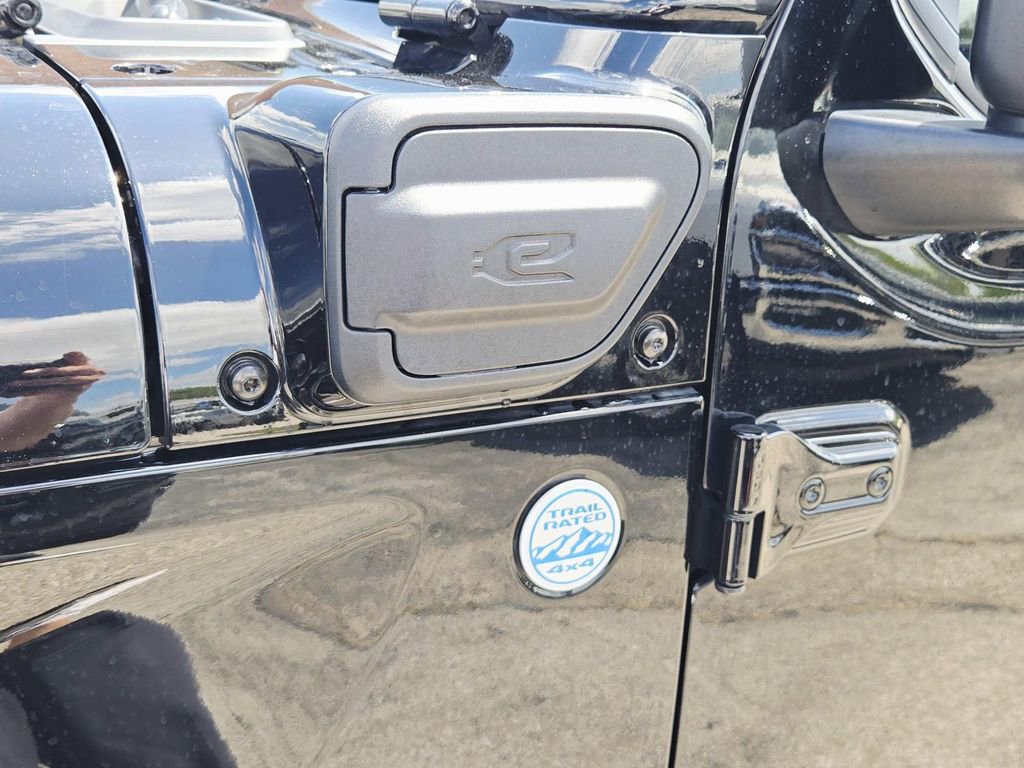 Used 2023 Jeep Wrangler Unlimited Sahara w/ Cold Weather Group AWD/4WD image 24