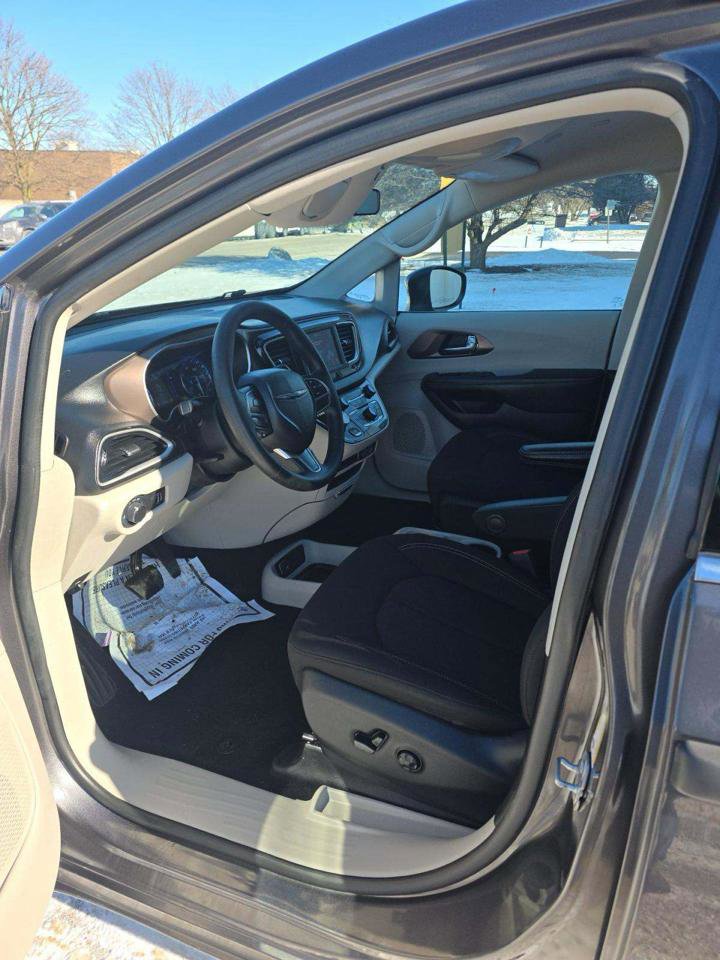 Used 2021 Chrysler Voyager L image 5