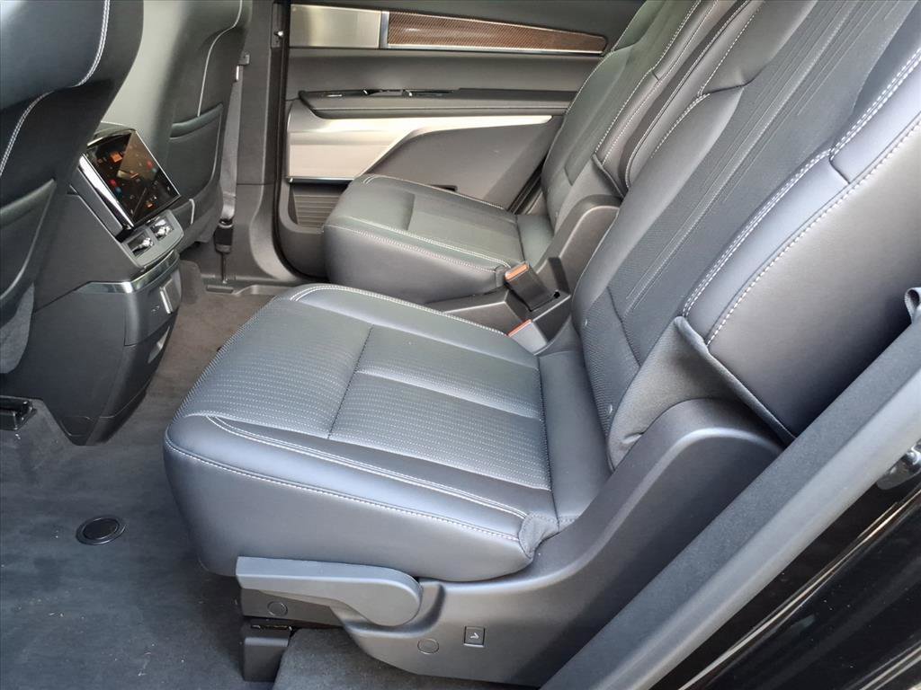 New 2026 Cadillac Vistiq Sport w/ LPO, Floor Liner Package image 11