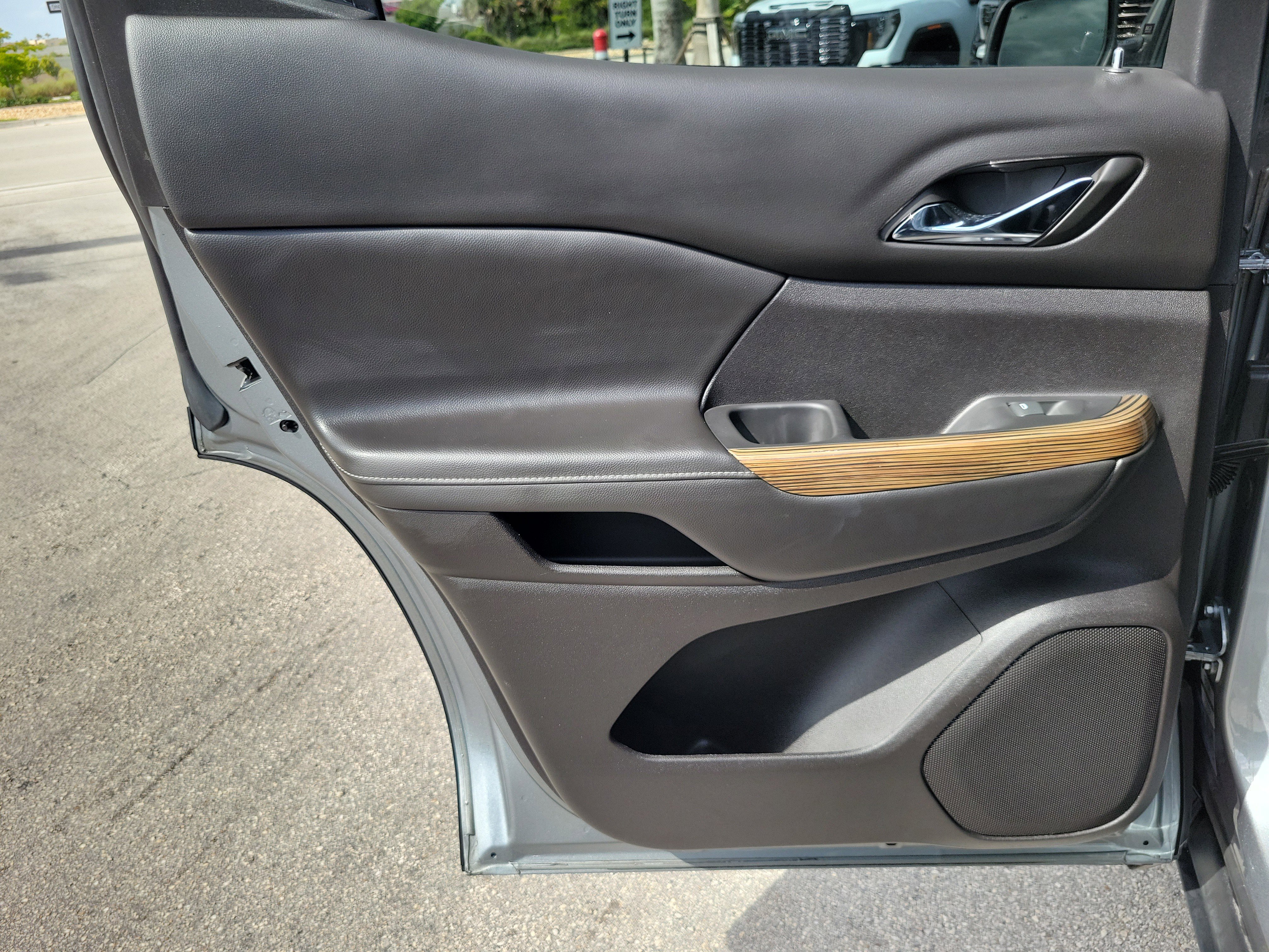 Used 2023 GMC Acadia SLE image 24