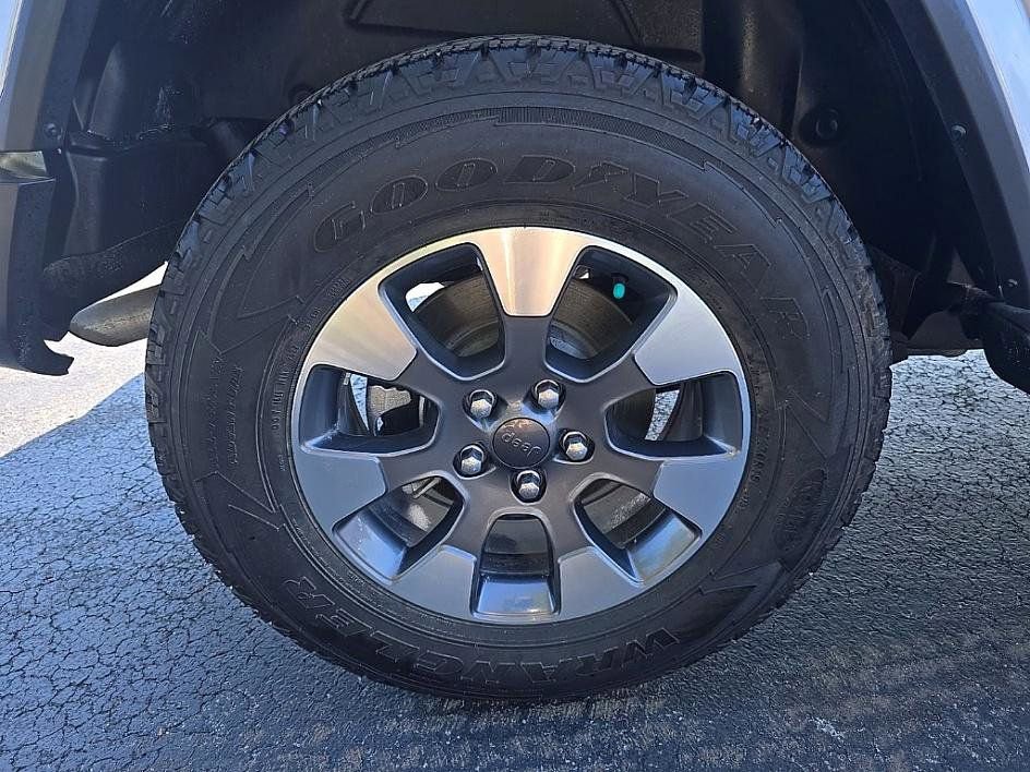 Used 2022 Jeep Wrangler Unlimited Sahara w/ Dual Top Group image 38