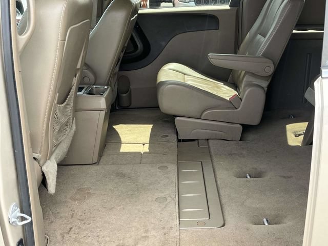 Used 2014 Chrysler Town & Country Touring FWD image 15