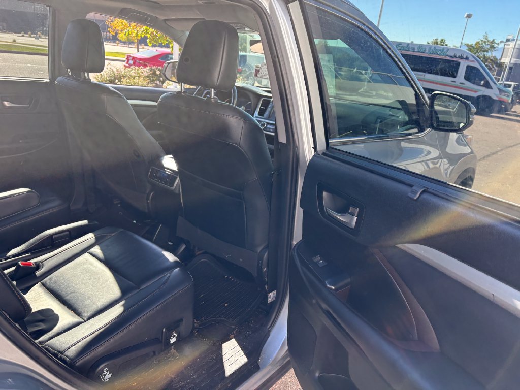 Used 2019 Toyota Highlander XLE FWD image 30