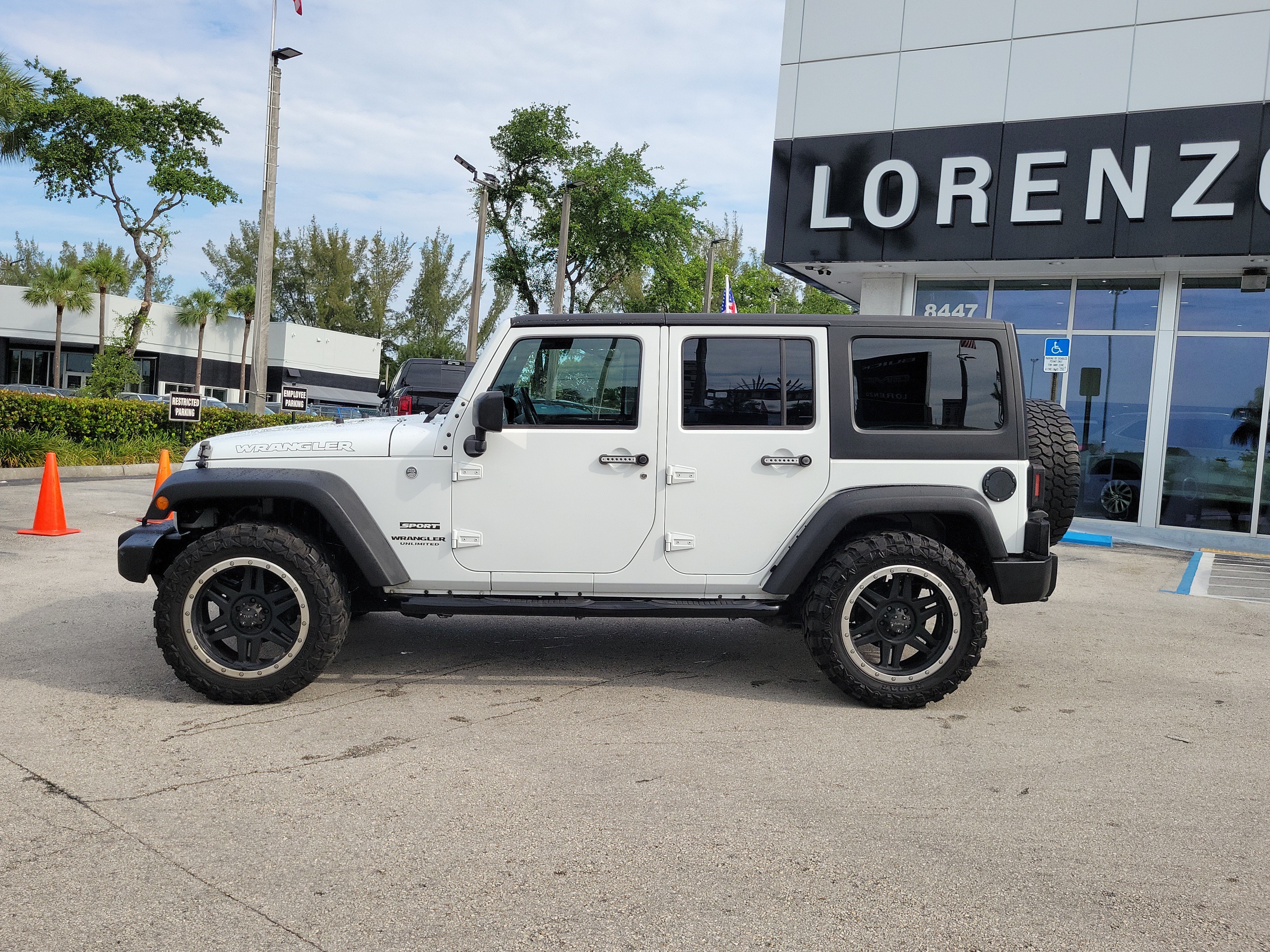 Used 2016 Jeep Wrangler Unlimited Sport w/ Connectivity Group AWD/4WD image 8
