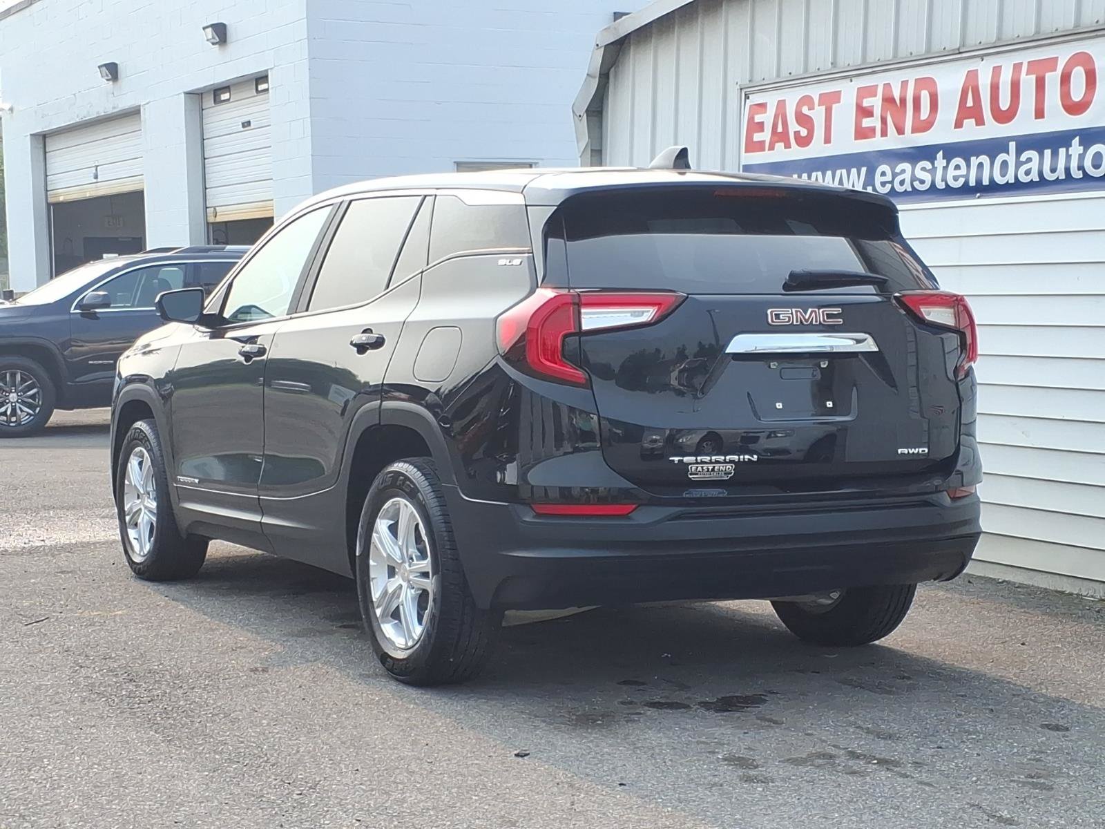 Used 2022 GMC Terrain SLE AWD/4WD image 3