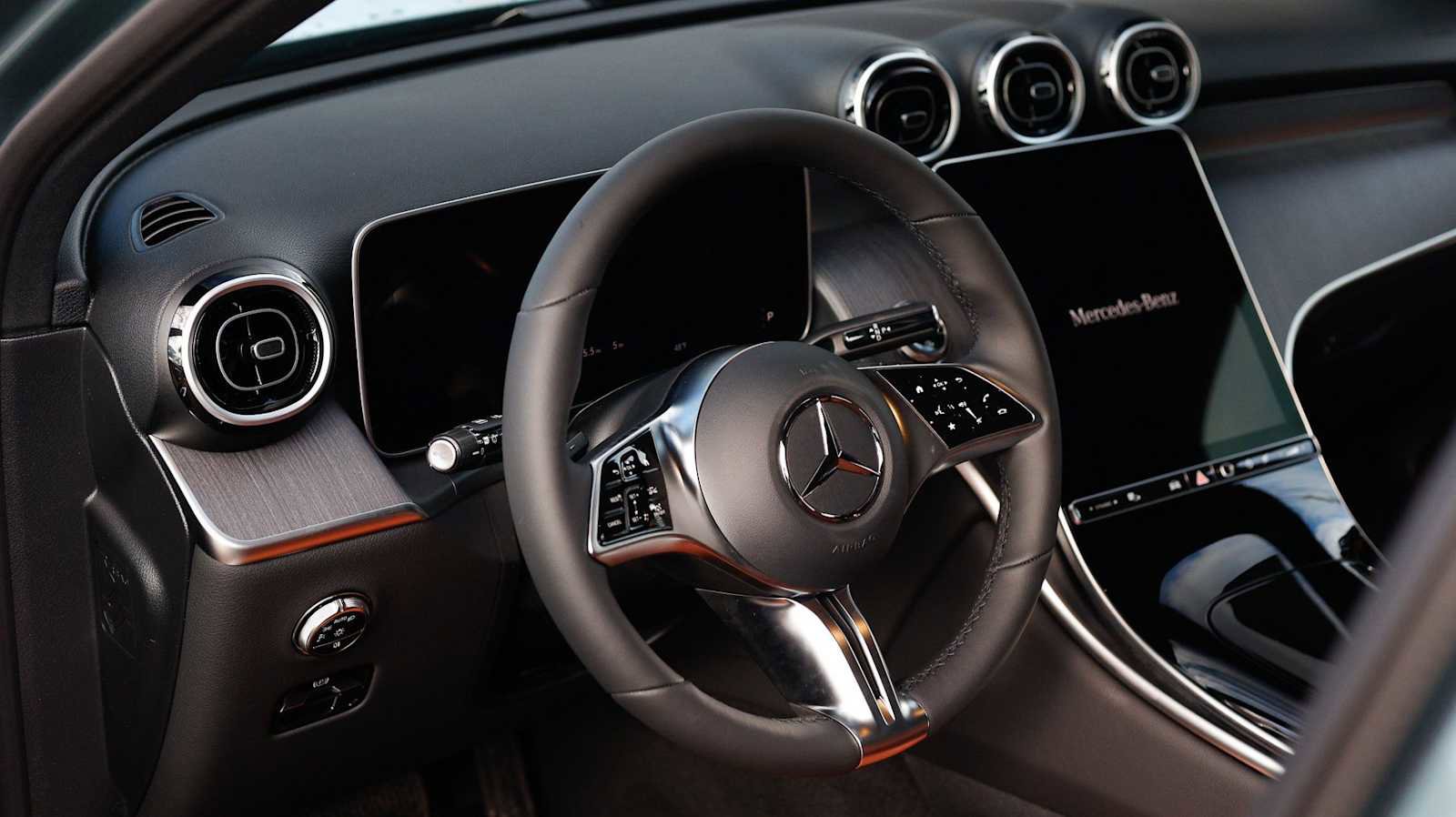 Used 2026 Mercedes-Benz GLC 300 4MATIC image 23