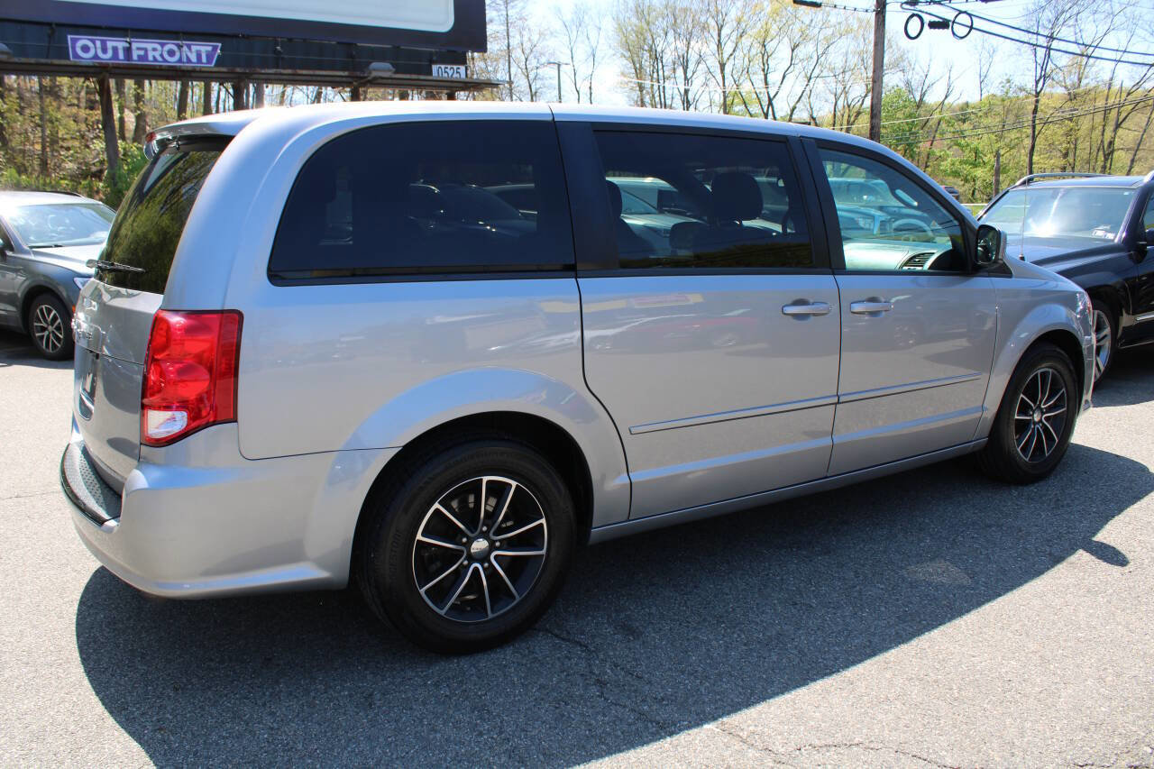 Used 2017 Dodge Grand Caravan SXT w/ Blacktop Package FWD image 7