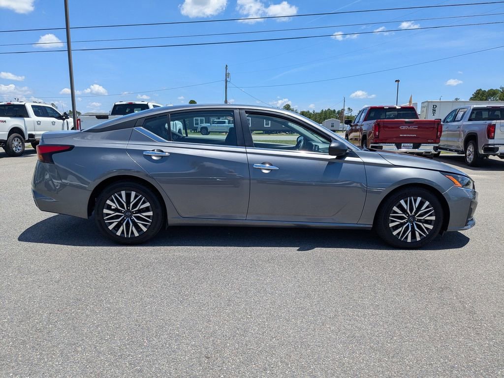 Used 2024 Nissan Altima 2.5 SV FWD image 3