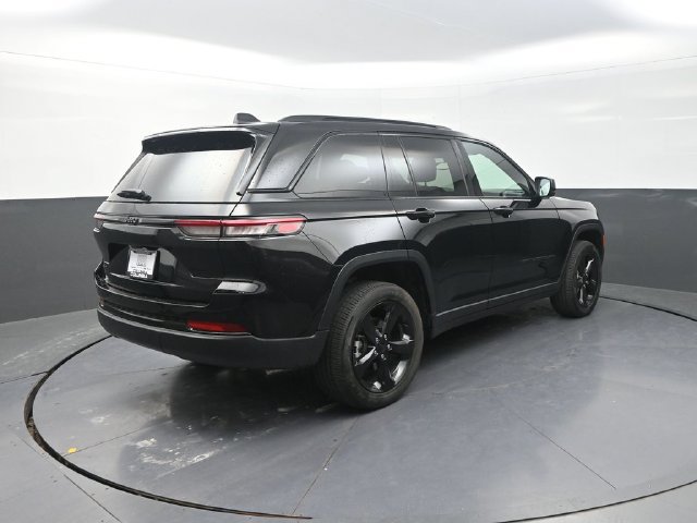 Used 2025 Jeep Grand Cherokee Altitude AWD/4WD image 10