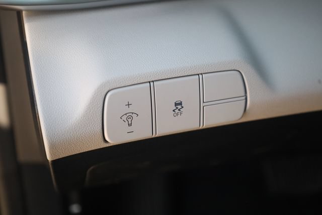 Certified 2025 Hyundai Elantra Limited FWD image 11