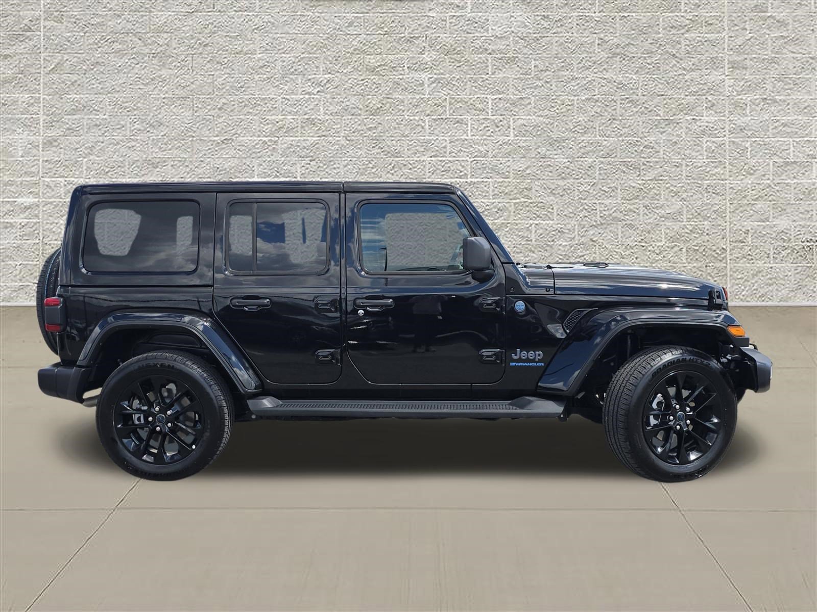 Used 2025 Jeep Wrangler Unlimited Sahara AWD/4WD image 8
