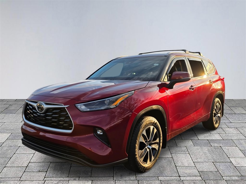 Used 2022 Toyota Highlander XLE image 3