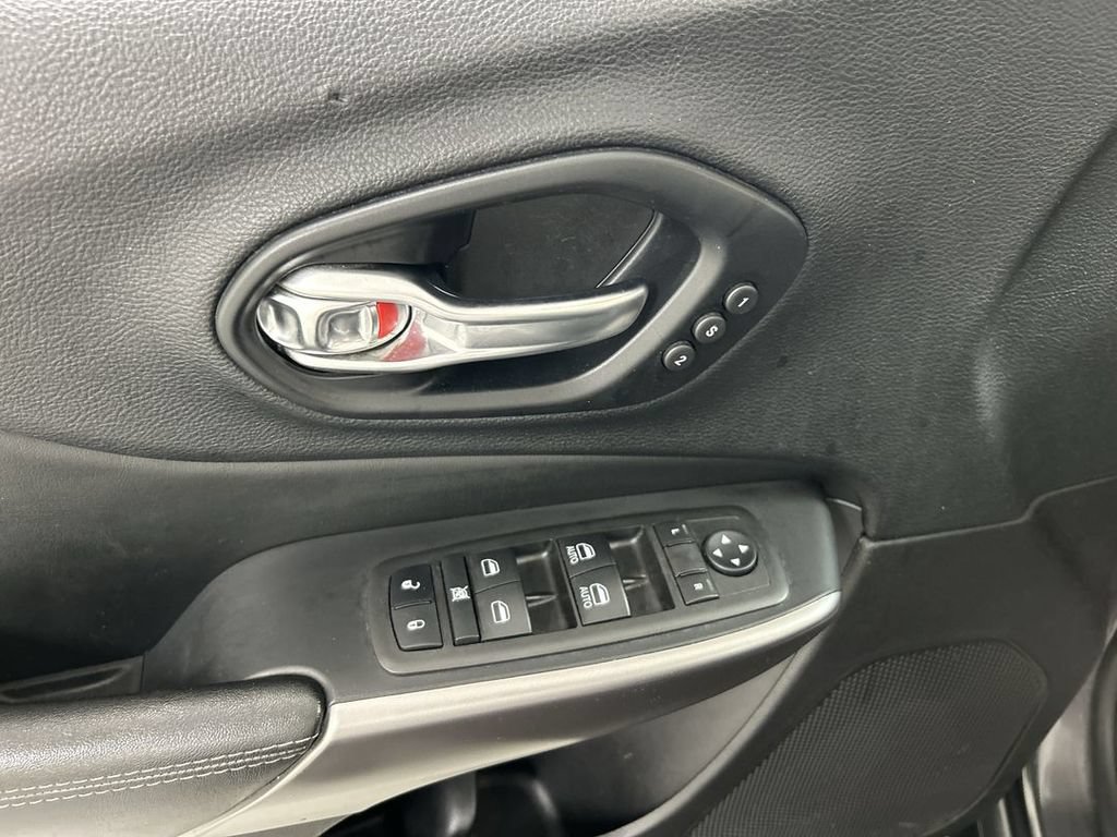 Used 2021 Jeep Cherokee Limited AWD/4WD image 11