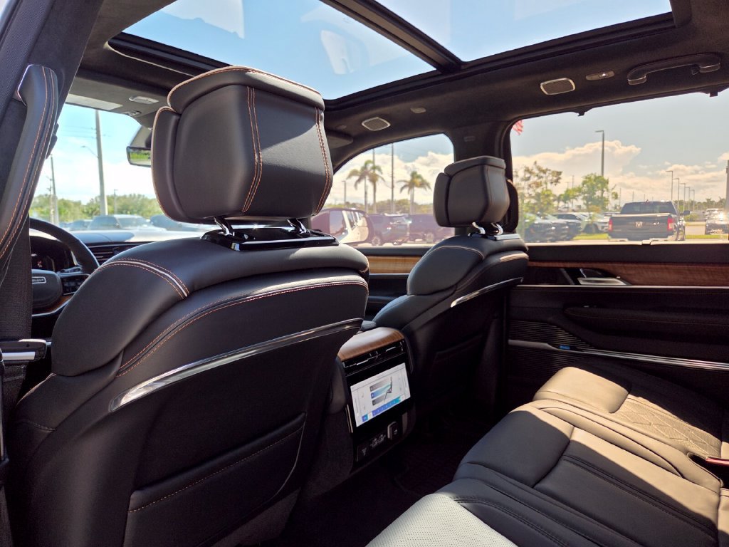 Used 2023 Jeep Grand Wagoneer Series III AWD/4WD image 22
