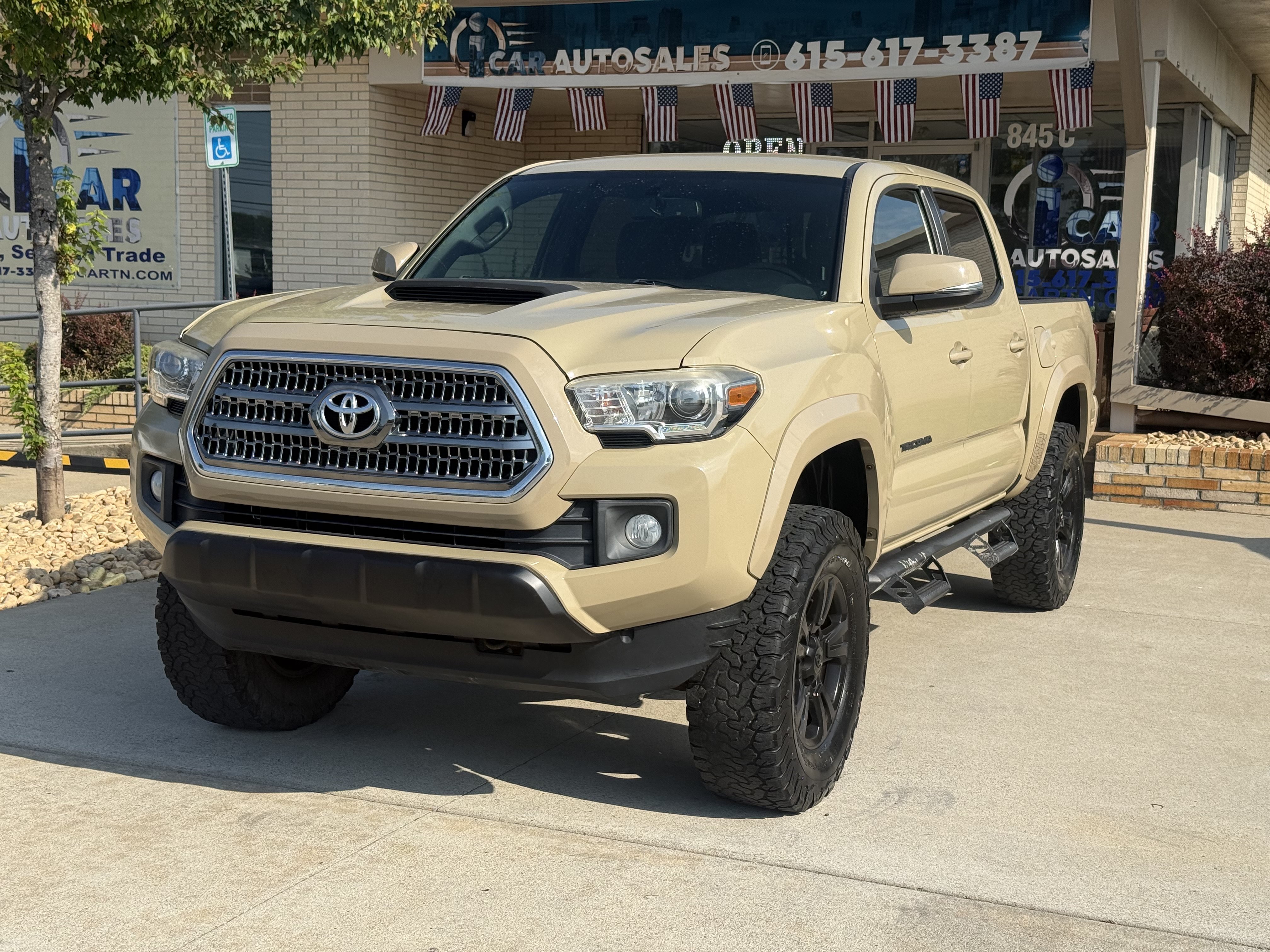 Used 2017 Toyota Tacoma TRD Sport w/ Tow Package (A/T) AWD/4WD image 1
