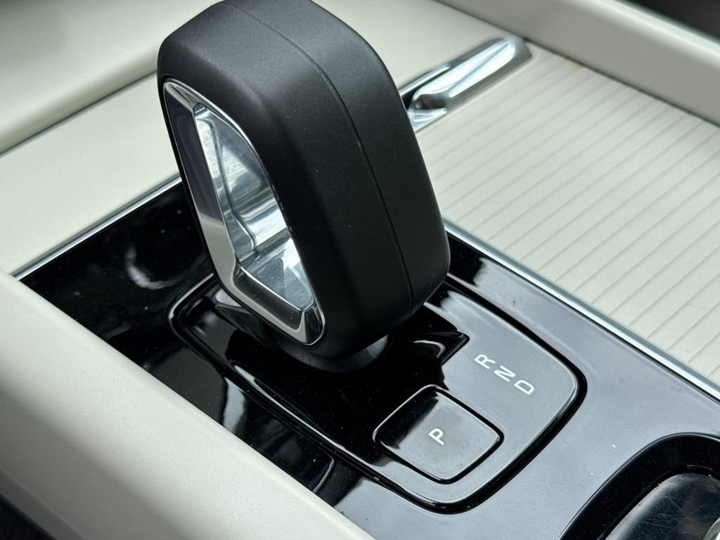 Certified 2025 Volvo XC60 B5 Core image 21