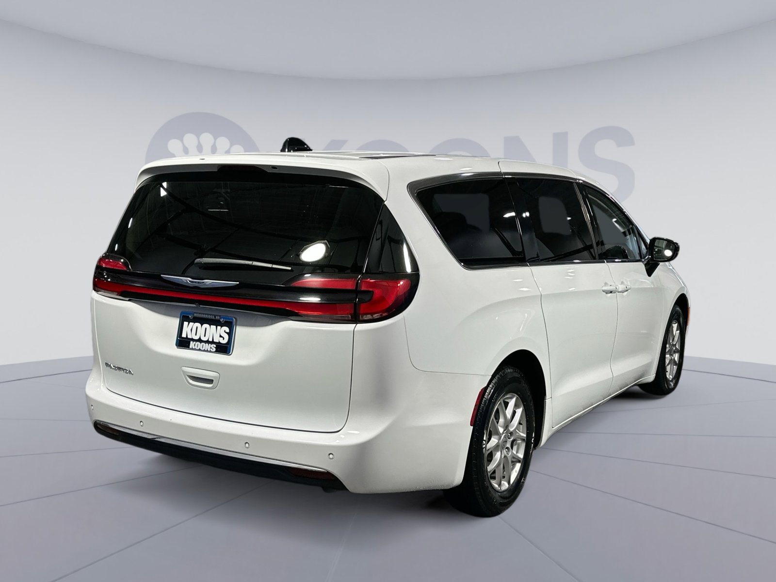 Used 2024 Chrysler Pacifica Touring-L image 7