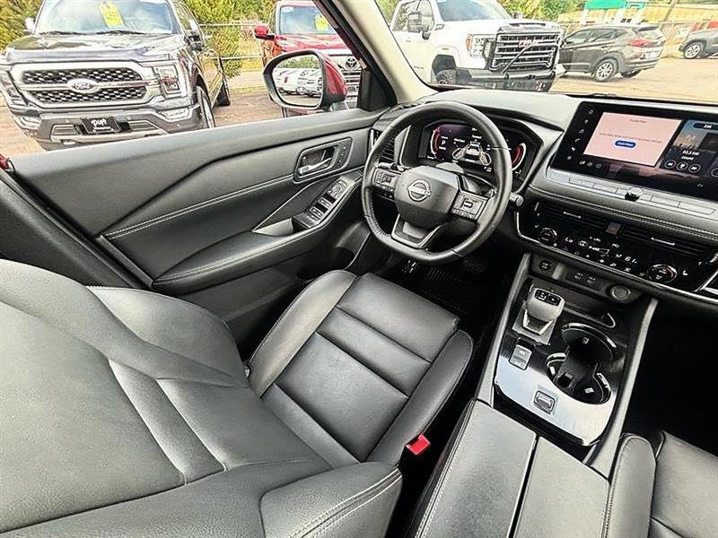 Used 2025 Nissan Rogue SL w/ Tech Package image 13