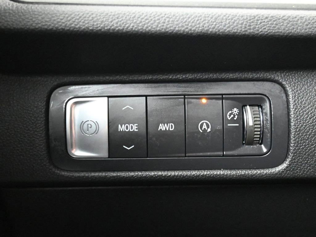 Used 2025 Chevrolet Traverse LT w/ Driver Confidence Package image 30