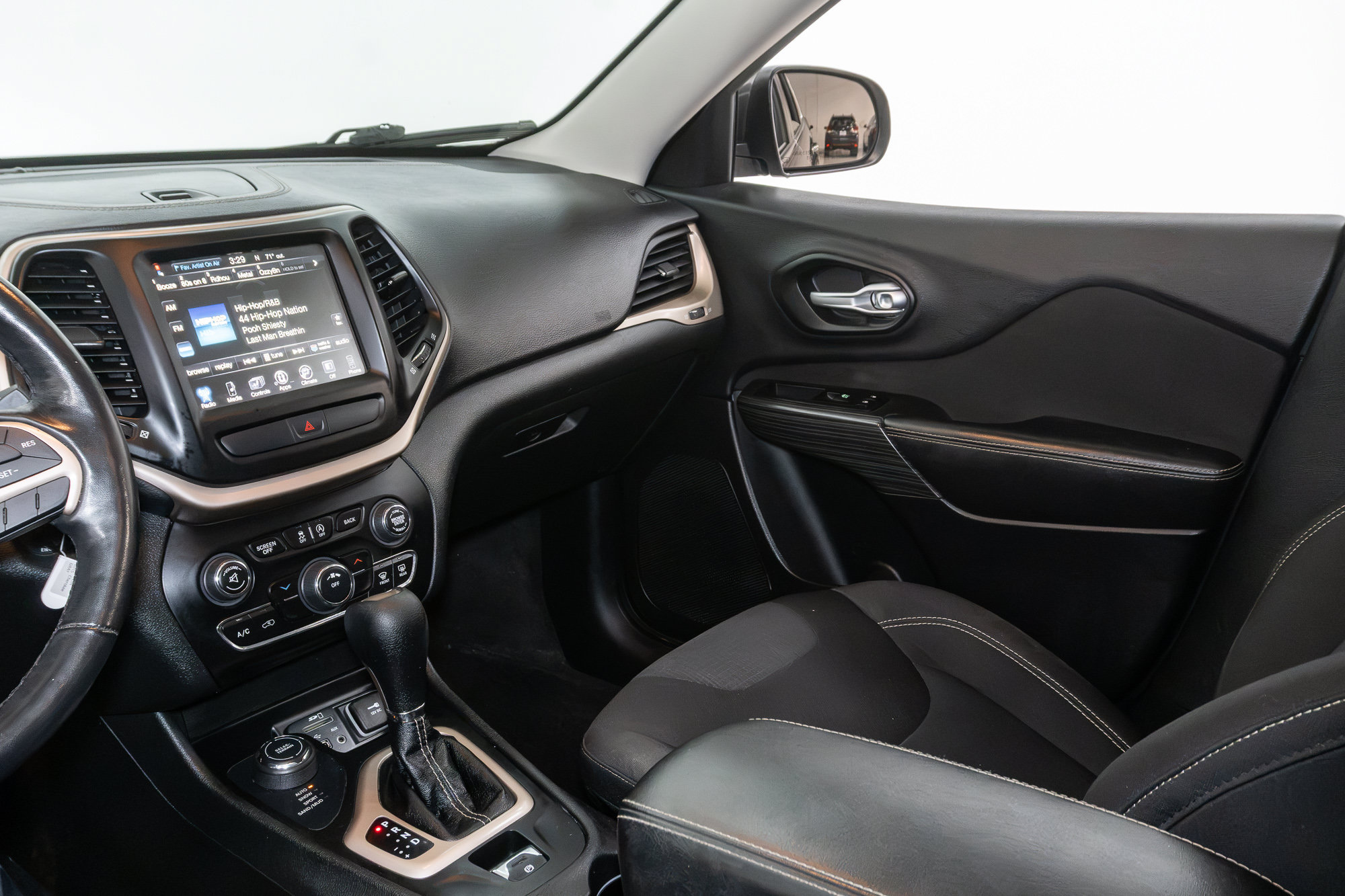 Used 2015 Jeep Cherokee Latitude w/ Cold Weather Group AWD/4WD image 13