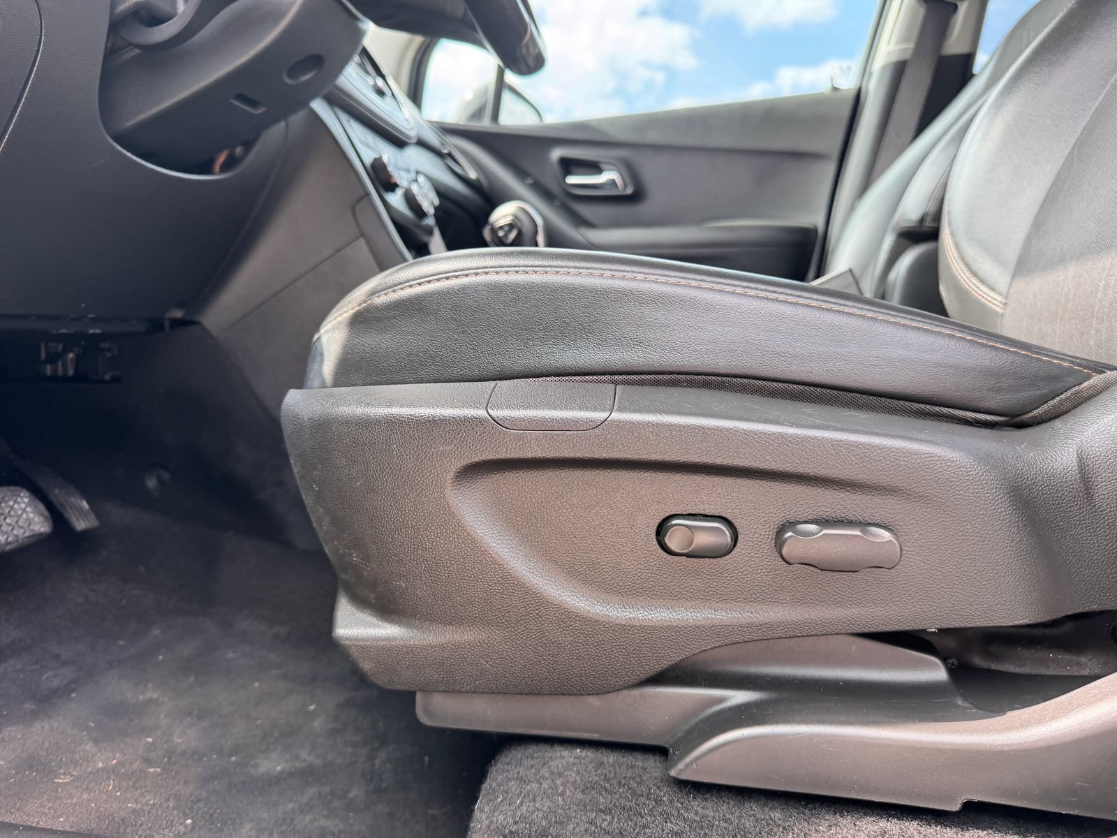 Used 2019 Chevrolet Trax LT w/ LT Convenience Package FWD image 28