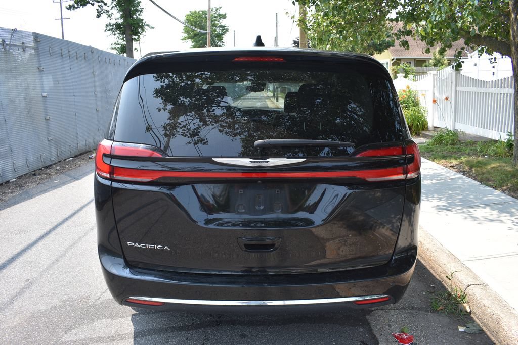 Used 2024 Chrysler Pacifica Touring-L FWD image 6