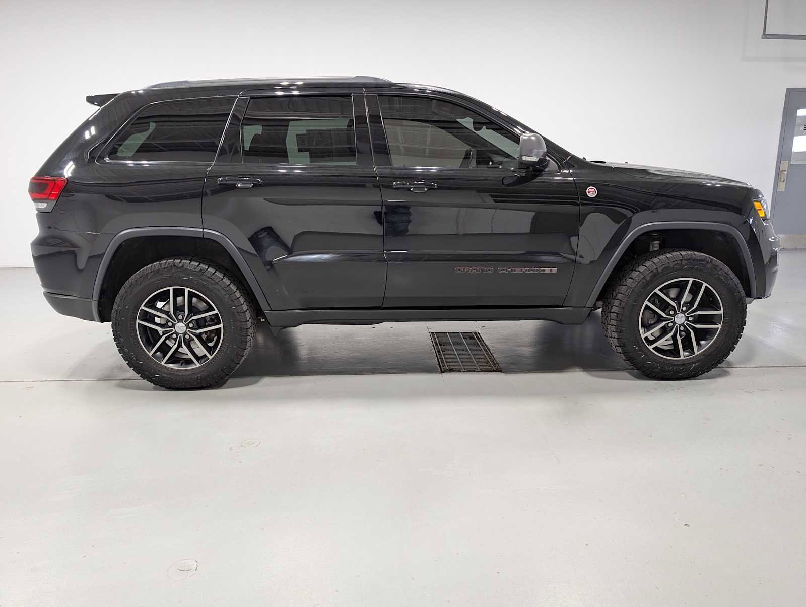 Used 2017 Jeep Grand Cherokee Trailhawk AWD/4WD image 7