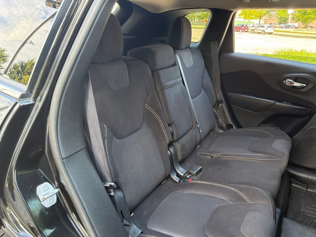 Used 2015 Jeep Cherokee Latitude w/ Cold Weather Group AWD/4WD image 39