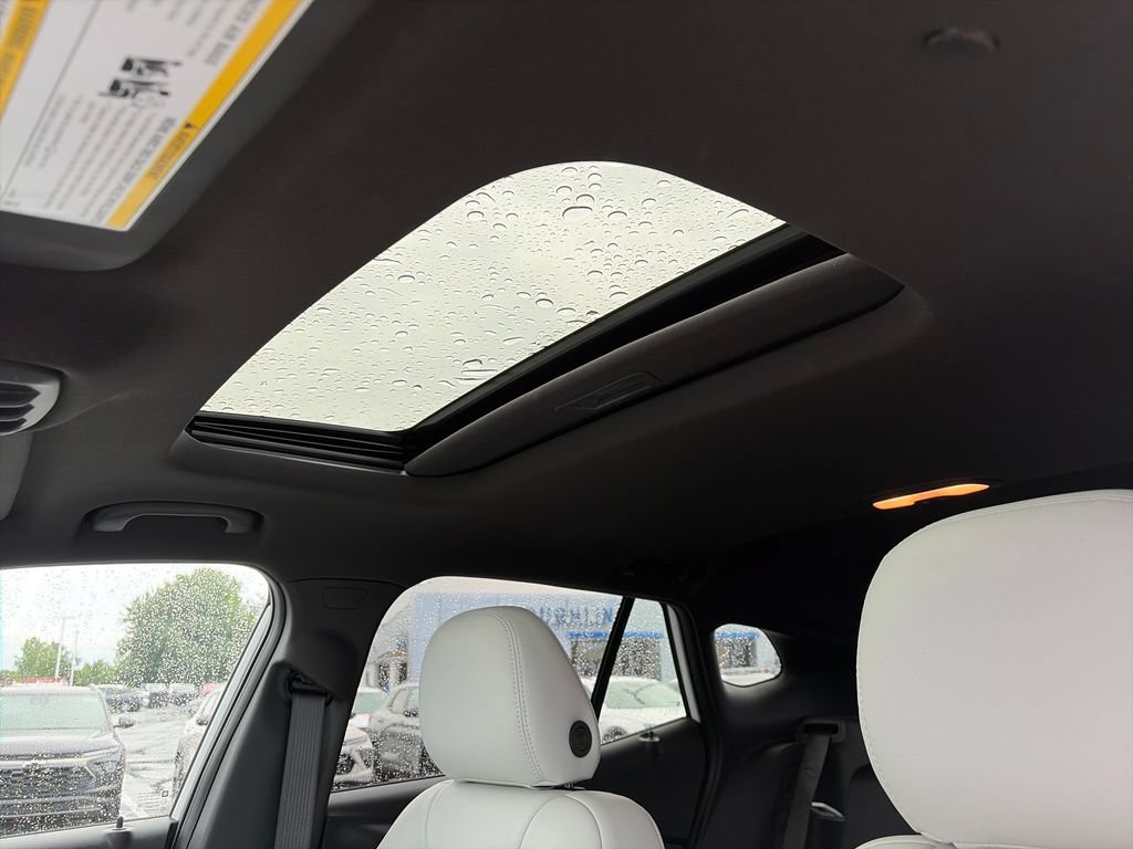 Used 2024 Chevrolet Trax RS w/ Sunroof Package FWD image 23