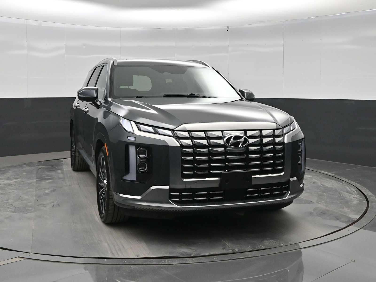 Used 2024 Hyundai Palisade Calligraphy AWD/4WD image 2