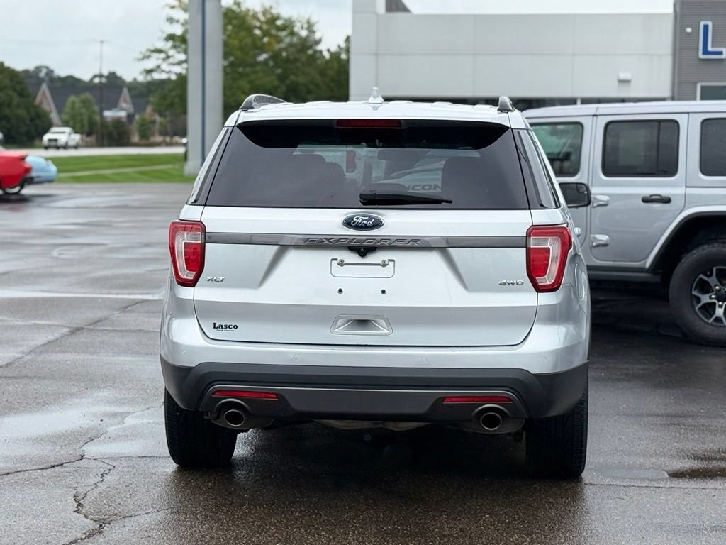 Used 2017 Ford Explorer XLT w/ Equipment Group 202A AWD/4WD image 33