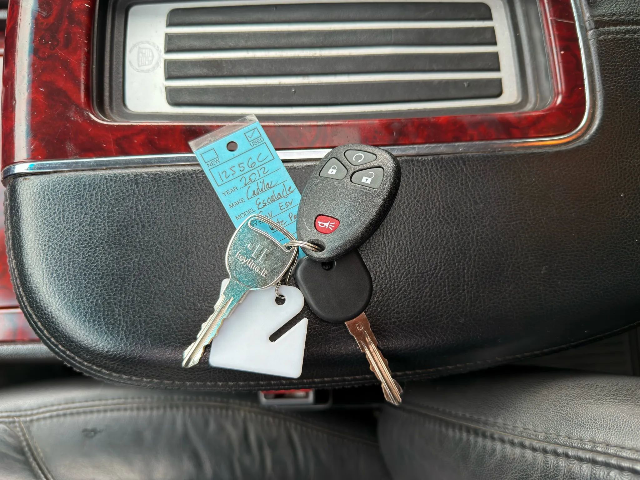 Used 2012 Cadillac Escalade ESV Luxury AWD/4WD image 2