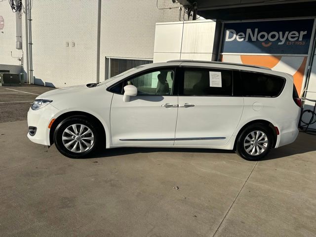 Used 2018 Chrysler Pacifica Touring-L image 9