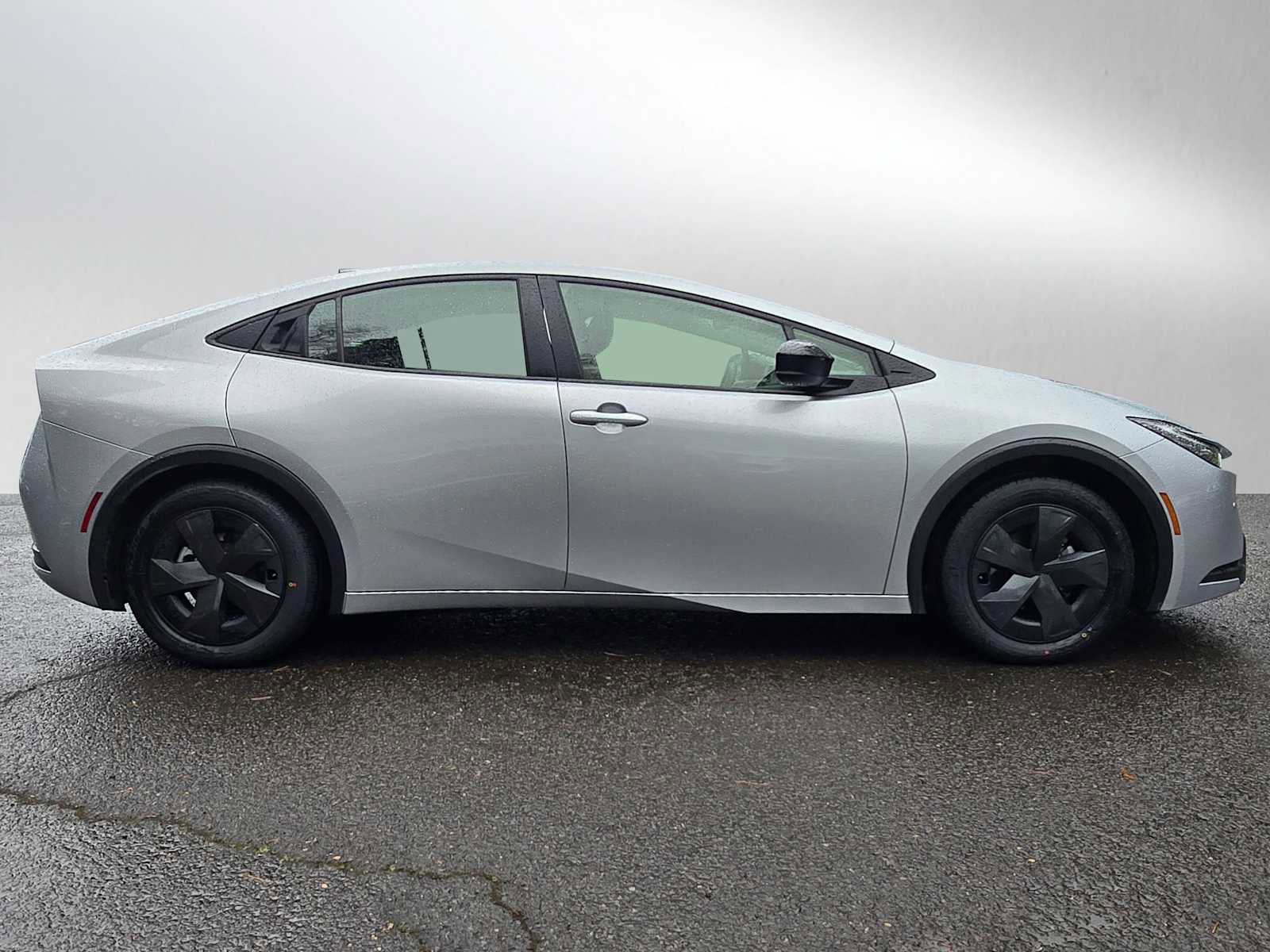 Used 2024 Toyota Prius LE image 2