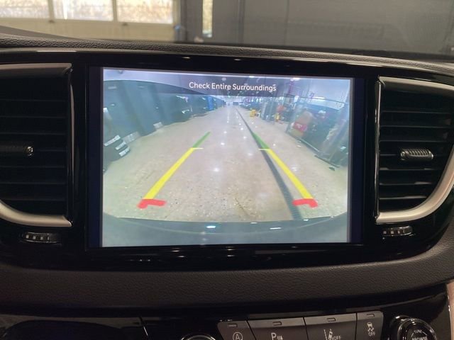 Used 2024 Chrysler Pacifica Touring-L image 18