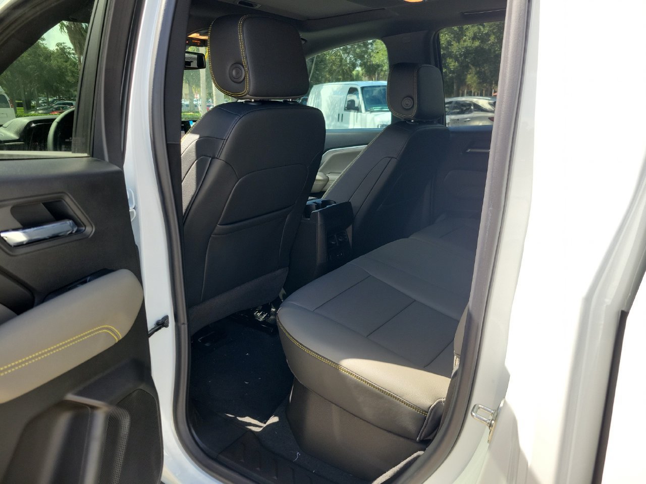 New 2026 Chevrolet Colorado ZR2 w/ Technology Package AWD/4WD image 9