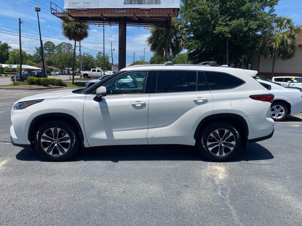 Used 2020 Toyota Highlander XLE FWD image 3