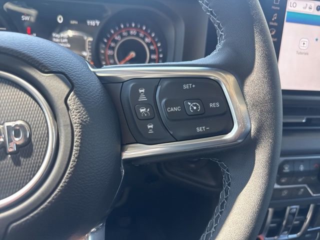 Used 2025 Jeep Wrangler Sahara image 24