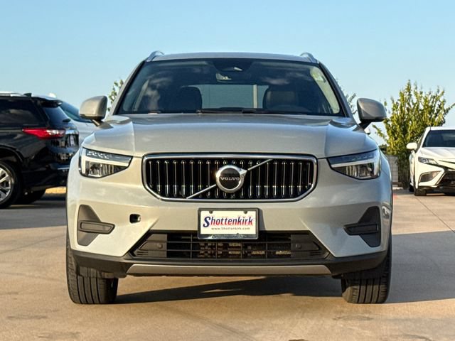 Used 2024 Volvo XC40 B5 Core AWD/4WD image 2
