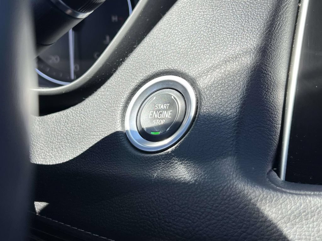 Used 2022 Cadillac XT4 Luxury w/ Cold Weather Package AWD/4WD image 33